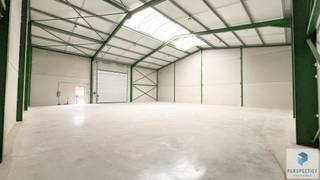 Te huur: KMO-units (240m² en 360m²) nabij E40 Beernem<br />Deze nieuwe KMO-units zijn uitstekend gelegen, op slechts 450 meter van de op- en afrit 10 Beernem van de E40. De opslagruimtes hebben een vrije hoogte van 6 tot 7,40 meter en zijn toegankelijk via een automatische sectionale poort (4,50m x 4,50m) en een aparte deur. De units zijn voorzien van een lichtstraat, rookluik, voldoende elektrische aansluitingen en LED-verlichting. Er is ruime parkeergelegenheid en manoeuvreerruimte op het terrein. De units voldoen aan de EPB-wetgeving en zijn onmiddellijk beschikbaar.<br />Voordelen:<br />Nabij E40-op- en afrit<br />Automatische sectionale poort<br />Vrije hoogte van 6 tot 7,40 meter<br />Ruime parkeergelegenheid en manoeuvreerruimte<br />Voor meer info of een bezoek: 050 550 750 of info@perspectiefvastgoed.be