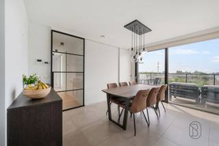 <p>Penthouse récent, prêt à emménager, situé en plein centre, avec deux terrasses exceptionnellement spacieuses (à l'avant et à l'arrière).</p><p>Agencement : hall d'entrée, séjour lumineux, cuisine ouverte, deux chambres spacieuses avec placards intégrés, une salle de bains avec double vasque, douche et WC, ainsi que des toilettes invités dans le couloir.</p><p>Un débarras/buanderie avec lave-linge, sèche-linge et rangements supplémentaires est également disponible.</p><p>Ce penthouse aux finitions soignées est équipé de la domotique avec fenêtres coulissantes automatiques donnant sur les deux terrasses, de stores et rideaux électriques, ainsi que d'un éclairage fonctionnel et élégant.</p><p>Les terrasses avant et arrière sont exceptionnellement spacieuses, vous permettant de profiter du soleil et de la lumière naturelle tout au long de la journée.</p><p>La terrasse avant comprend également un espace de rangement extérieur supplémentaire.</p><p>Deux places de parking privées sont disponibles à l'achat (25 000 € chacune).</p><p>L'ensemble du penthouse est équipé du chauffage au sol et bénéficie d'une consommation énergétique extrêmement efficace. Ne manquez pas cette opportunité ! Contactez-nous dès aujourd'hui pour planifier une visite et laissez-vous surprendre par cet appartement élégamment meublé dans un emplacement privilégié !</p><p></p>