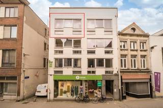 <p><span>Lichtrijk 2-slaapkamerappartement met terras en fietsenberging, pal in het centrum van Mechelen.</span></p><p><span>Het appartement bevindt zich op de derde verdieping en is bereikbaar via de gemeenschappelijke inkomhal met trap en lift.</span></p><p><span>Aan de voorzijde bevindt zich de ruime leef- en eetruimte met open keuken (32,8 m²). De keuken is uitgerust met een gootsteen, kookplaat met dampkap, koelkast met diepvriesvak en aansluiting voor een vaatwasser.</span></p><p><span>Via de hal bereik je de praktische badkamer met douche, lavabomeubel en toilet, en de twee slaapkamers van respectievelijk 7,2 m² en 16,1 m². Vanuit de grootste slaapkamer heb je toegang tot het terras, waar je geniet van een uniek zicht over de Mechelse skyline en de Sint-Romboutstoren.</span></p><p><span>Daarnaast is er een fietsenberging voorzien in de kelder.</span></p><ul><li><span>Gemeenschappelijke kosten: 60/maand</span></li><li><span>Beschikbaar vanaf 1 november</span></li></ul>