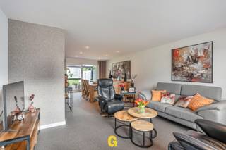 Langs de Anjelierenlaan ter hoogte van nummer 6 ligt deze netjes en geslaagd gerenoveerde halfopen woning, op een mooi gelegen perceel van 6a 06ca.<br /><br />De woning ligt als laatste in de rij in de Anjelierenlaan, een rustige doodlopende weg die uitgeeft op landbouwgebied. Hier is het bijzonder aangenaam wonen in een gemoedelijke, rustige buurt omgeven door groen. Het centrum van Hoeselt ligt op slechts een tiental minuutjes met de fiets of te voet. In de nabije omgeving vindt men supermarkten, scholen, dokters, bakkers en andere dagelijkse voorzieningen. Het centrum van Bilzen ligt op een viertal kilometer. De oprit van de E313 bereikt men na amper anderhalve kilometer.<br /><br />De woning – nog steeds bewoond door de eerste eigenaar – is instapklaar en verkeert in een zeer nette staat, dankzij voortdurend uitstekend onderhoud en regelmatige renovatiewerken. <br /><br />Met het oog op een gunstig EPC en een betere energiezuinigheid werden de ramen en CV-installatie vervangen, het dak geïsoleerd en zonnepanelen geplaatst. Zo kan op heden een EPC worden voorgelegd met een score van 217 kWh/m² p.j. – label C.<br /><br />Voor het oog en beter wooncomfort werden keuken en badkamer al eens vernieuwd en werd een nieuwe vloer gelegd in steentapijt, uniform en knap doorgetrokken in de hal, leefruimte en keuken. <br /><br /><br />De koper zal hier een instapklare woning aantreffen, klaar er een fijne nieuwe thuis van te maken, zonder dat men zich hier zorgen moet maken over onverwachte aankomende kosten.<br /><br />INDELING / OMSCHRIJVING<br /><br />GELIJKVLOERS<br />-Inkomhal met toilet, knap op maat gemaakte trap en vernieuwde vloer - al bij het binnenkomen krijgt men hier meteen een frisse, verzorgde indruk die men ook verder in de woning zal kunnen terugvinden<br />-Lichtrijke woonkamer met ramen voor- en achteraan en zicht op terras en tuin<br />-Verzorgde, degelijk ingerichte keuken met zicht op de tuin<br />-Handige bergruimte<br />-Ruime inpandige garage<br />VERDIEPING<br />-Traphal<br />-Twee ruime slaapkamers<br />-Derde, kleinere slaapkamer<br />-Netjes verzorgde badkamer met douche, badkamermeubel en toilet<br />-Zolderluik naar de zolder, bruikbaar als extra stockage<br />BUITENOMGEVING<br />-Breed perceel aan de straatzijde met voldoende parkeermogelijkheden<br />-Overdekt terras<br />-Verzorgd gazon, volledig omheind, kindvriendelijk en met veel privacy<br />-Tuinberging met hoger gelegen zithoek, met mooi zicht op de omgeving<br /><br />ENKELE GUNSTIGE (TECHNISCHE) KENMERKEN<br />-EPC: 217 kWh/m² p.j. – label C<br />-Aluminium ramen met HR-glas<br />-CV-ketel op aardgas – ATAG<br />-Zonnepanelen – 3.600 Wp<br />-Spouwmuren mogelijk verder na te isoleren<br />-Airco in de leefruimte en centraal in de hal op de verdieping<br />-Geen renovatieplicht<br />-Geen opname in het maatregelenregister<br />-Rolluiken boven en onder, deels manueel en deels elektrisch bedienbaar<br />-P-score A – G-score A<br />-Recent aangelegde regenwaterput met aansluiting op toilet en wasmachine (± 2017)<br /><br />Deze nette, frisse halfopen woning kan een interessant aanbod zijn voor gezinnen die op zoek zijn naar een piekfijn verzorgde en instapklare (starters)woning, die al heel wat belangrijke renovatiewerken heeft mogen ondergaan, telkens degelijk en vakkundig uitgevoerd. De ruime, kindvriendelijke tuin en rustige ligging grenzend aan het groen maken het hier aangenaam wonen, met tegelijkertijd een vlotte toegang tot alle faciliteiten die een bloeiende gemeente zoals Hoeselt te bieden heeft.