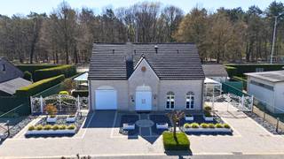 Energiezuinige open bebouwing op toplocatie in Dilsen-Stokkem<br /><br />Adres: Dopheidestraat 8, 3650 Dilsen-Stokkem<br /><br />Deze ruime, instapklare woning is gelegen in een groene omgeving, vlak bij prachtige natuurgebieden en met een vlotte verbinding naar de E314. U geniet hier van een ideale combinatie van rust, privacy en bereikbaarheid. Bovendien is de woning energiezuinig met een gunstig EPC-label B.<br /><br />Bij het betreden van de woning komt u in de inkomhal met apart gastentoilet. Vanuit hier heeft u toegang tot de grote leefruimte, die voorzien is van een sfeervolle gashaard. Hier geniet u van veel natuurlijk lichtinval en een prachtig zicht op de tuin. Aansluitend aan de woonkamer bevindt zich de moderne ingerichte keuken met hoogwaardige toestellen en een geïntegreerde wijnkoeler.<br /><br />Naast de keuken vindt u een praktische bergruimte en een toegang tot de inpandige garage. Via de garage is er bovendien een lift voorzien die u naar de volledig onderkelderde ruimte brengt (hoogte ca. 1,20 m), ideaal als extra opslagruimte.<br /><br />Op de verdieping bevinden zich drie volwaardige slaapkamers. De ruime master bedroom beschikt over een inloopdressing. De badkamer is uitgerust met een ligbad, douche en lavabo en biedt alle comfort voor dagelijks gebruik. Daarnaast is er op deze verdieping ook een apart toilet voorzien. Verder is er een geïsoleerde zolder, bereikbaar via een zolderluik, die bijkomende opbergruimte biedt.<br /><br />De woning is gelegen op een mooi perceel van 7a 22ca en beschikt over een zuidgerichte tuin met een prachtig uitzicht op de omliggende natuur. In de tuin vindt u een luxueus bijgebouw met zitgelegenheid en opbergmogelijkheden, een carport en een sfeervol prieel met jacuzzi, die inbegrepen is in de prijs.<br /><br />Verder is de woning uitgerust met tal van extra troeven zoals een alarmsysteem, airconditioning, zonnepanelen met een batterij, conforme elektrische installatie en is ze volledig asbestveilig. Extra troef: de aanwezige geluidsinstallatie doorheen de woning is mee inbegrepen in de verkoopprijs.<br /><br />Kortom, deze woning is de ideale keuze voor wie op zoek is naar een ruime, kwalitatief afgewerkte en energiezuinige woonst op een uitstekende locatie.<br /><br />Vraagprijs: € 529.000,00<br /><br />Bent u gecharmeerd door de troeven van deze woning? Aarzel dan niet en contacteer ons voor een bezichtiging of extra informatie.