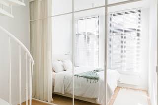 Op een boogscheut van het Marnixplein, gelegen op het hippe Zuid, bevindt zich dit prachtig gerenoveerde duplexappartement met twee slaapkamers in...