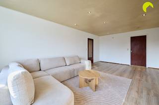 <p><span>Instapklaar 2-slaapkamerappartement nabij het Hof Van Rieth in Mortsel</span></p><p><span>Langs de Mechelsesteenweg, ter hoogte van het Hof Van Rieth in Mortsel, vinden we dit instapklare appartement in een kleinschalig gebouw. Gelegen op wandelafstand van het centrum van Mortsel vind je hier alles wat je nodig hebt in de onmiddellijke omgeving: winkels, restaurants en openbaar vervoer. Bushalte, tramhalte en station bevinden zich allemaal op wandelafstand.</span></p><p><span>Het appartement beschikt over ramen met driedubbele beglazing en biedt dankzij de praktische indeling een aangename woonomgeving. Het appartement is momenteel verhuurd en vormt hierdoor eveneens een interessante opportuniteit voor wie op zoek is naar een investering.</span></p><p><span>Indeling:</span></p><p><span>We betreden het gebouw via de centrale inkomhal. Op de tweede verdieping bevindt zich dit gezellige 2-slaapkamerappartement.</span></p><p><span>Vooraan vinden we de ruime leefruimte, die toegang biedt tot de keuken, de veranda en de eerste slaapkamer van ca. 12 m².</span></p><p><span>In de inkomhal bevindt zich aan de achterzijde een aparte praktische ruimte met aansluiting voor een wasmachine.</span></p><p><span>Achteraan bevindt zich de badkamer, uitgerust met een ligbad en lavabomeubel, evenals een apart toilet. Verder vinden we de tweede slaapkamer van ca. 16 m².</span></p><p><span>Troeven:</span></p><ul><li><span>centrale ligging nabij het centrum van Mortsel</span></li><li><span>kleinschalig gebouw</span></li><li><span>2 slaapkamers</span></li><li><span>ramen met driedubbele beglazing</span></li><li><span>praktische indeling</span></li><li><span>aparte wasruimte met aansluiting voor wasmachine</span></li><li><span>kelder aanwezig</span></li><li><span>momenteel verhuurd, interessant als investering</span></li></ul><p><span>Nuttige informatie:</span></p><ul><li><span>EPC: 174 kWh/(m² jaar)</span></li><li><span>G-score: A</span></li><li><span>P-score: A</span></li><li><span>Kelder aanwezig</span></li></ul><p><span> </span></p><p><span>Interesse in een bezoek?<br />Contacteer ons via 03 449 42 41 of mail naar hallo@habicom.be.</span></p><p><span>Benieuwd naar de waarde van uw eigen woning? Ontdek het gratis via www.watismijnhuiswaard.be.</span></p><p><span> </span></p>