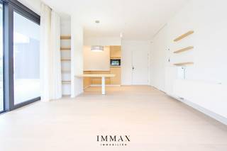 Magnifique appartement de plain-pied avec services d'assistance situé dans la résidence Cypres Gardens, près du lac Zegemeer à Knokke, géré par Time for Quality. Composition : entrée avec vestiaire, spacieux salon lumineux donnant sur la terrasse (49 m²) et le jardin, cuisine ouverte, grande chambre avec salle de bains équipée d'une douche. Investissement idéal ou appartement parfait pour ceux qui recherchent le calme, le luxe et des services de soins à Knokke. Cave de rangement incluse, ainsi que deux crochets à vélos.<br /><br />Extrait urbanistique et registre des mesures sur demande<br /><br />N'hésitez pas à nous contacter pour plus d'informations : tél. : 050 62 44 14 ou via knokke@immax.be