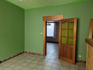 Deze woning met veel potentieel bevindt zich in het rustige Kerksken. Ze omvat een inkomhal, leefruimte, salon, keuken, een koer, terras...