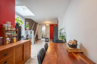 <p>Interesse in dit pand? Neem voor bijkomende informatie of het maken van een afspraak rechtstreeks contact op met Kevin Jansegers via <strong>+32 478 96 68 17</strong> of <strong>kevin.jansegers@copandi.be</strong>.</p><p></p><p>Deze <strong>instapklare woning met 3 slaapkamers</strong> is gelegen aan de <strong>Drabstraat 70 in Kontich</strong>, op wandelafstand van het centrum. Dankzij de ligging in een <strong>rustige enkelrichtingsstraat</strong> geniet je hier van een aangename en rustige woonomgeving, terwijl winkels, scholen, horeca en andere voorzieningen vlot bereikbaar zijn.</p><p></p><p>De woning beschikt over een praktische indeling en biedt met haar <strong>drie slaapkamers</strong> voldoende ruimte voor een gezin, thuiswerk of hobby's.</p><p></p><p>Een absolute troef is de <strong>enorm mooie en rustgevende tuin</strong>. Een heerlijke plek om volledig tot rust te komen, te genieten van de buitenlucht of gezellig tijd door te brengen met familie en vrienden.</p><p></p><p><strong>Een ideale combinatie van rustig wonen en toch alle voorzieningen op wandelafstand.</strong></p><p>Bent u op zoek naar een instapklare woning met <strong>3 slaapkamers én een prachtige tuin</strong>, vlak bij het centrum van Kontich? Dan is deze woning absoluut een bezoek waard.</p><p></p><p><strong>Contacteer ons vandaag nog voor meer informatie of plan uw bezoek!</strong></p><p></p><p>✅ Instapklare woning</p><p>✅ 3 slaapkamers</p><p>✅ Prachtige, ruime en rustgevende tuin</p><p>✅ Op wandelafstand van het centrum van Kontich</p><p>✅ Gelegen in een rustige enkelrichtingsstraat</p><p>✅ Ideaal als gezinswoning</p><p>✅ Geen grote renovatiewerken nodig</p>