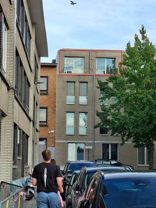 <p>Parkeerplaats en aparte bergruimte van respectievelijk 25.000 euro en 5.000 euro zitten inclusief de gelijste prijs.</p><p>Nieuwbouw appartement aangekocht en in gebruik genomen eind 2022 in het centrum van Machelen. Het appartement bevindt zich op de bovenste verdieping (3e verdieping) van het gebouw, heeft enkel langs één muur een buur en is zeer rustig. Het heeft een ruime hal met een grote en diepe op maat gemaakte inbouwkast, een badkamer met grote douche en een apart toilet, één kleine slaapkamer en één zeer ruime grote slaapkamer. De comfortabele keuken is voorzien van alle apparaten (keramisch vuur, vaatwasser, combi-oven) en samengevoegd met een gezellige leefruimte. Er is ook een aparte technische ruimte met aansluitingen voor wasmachine, droogkast en bijkomende frigo of diepvries. Ochtendzon is langs de kant van de slaapkamers, namiddag- en avondzon is langs de kant van de leefruimte. Ruim en rustig terras met ver en open zicht op Machelen en Vilvoorde met zeer weinig inkijk. Appartement is recent nog geschilderd en raamdecoratie is voorzien en inbegrepen in het appartement.</p><p>Het appartement is op een paar minuten wandelafstand van het centrum van Machelen, met verschillende commerciële handelszaken (Carrefour, bakker, beenhouwer, restaurantjes). Het gebouw zelf bestaat uit 3 aparte blokken, met een totaal van 21 appartementen. Het gebouw heeft ook een gezamelijke tuin, en beschikt over een aparte fietstenstalling en ondergrondse parkeerplaats.</p>