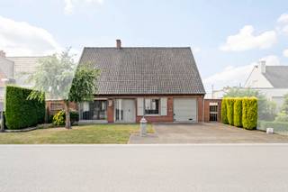 Op een ruim perceel van 551m² bevindt zich deze goed onderhouden woning in een rustige, residentiële wijk van Kortemark. Dankzij de centrale ligging geniet je hier van een perfecte balans tussen privacy, bereikbaarheid en dagelijks comfort.<br /><br />De woning beschikt over drie volwaardige slaapkamers, ideaal voor een gezin of wie graag extra ruimte heeft voor een thuisbureau, hobbykamer of logeerkamer. De lichte leefruimte vormt het hart van de woning, met via een veranda, een aangename connectie naar de tuin. De praktische keuken en badkamer maken het plaatje compleet. De verdieping heeft de mogelijkheid om een bijkomende douchekamer of toilet te installeren.<br /><br />Buiten vind je een grote, verzorgde tuin waar je volop kan genieten van rust, groen en privacy. De garage biedt extra bergruimte en veilige parkeermogelijkheden.<br /><br />Wens je meer info of een bezoek, contacteer Bruno 0496 234126 of bruno.vanthuyne@acasa.immo