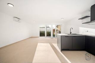 Dit lichtrijke gelijkvloers appartement geniet van een centrale en rustige ligging, vlak bij winkels, scholen en openbaar vervoer. Het appartement beschikt over een aangename leefruimte met open, volledig uitgeruste keuken, een praktische berging, twee slaapkamers, een moderne badkamer met inloopdouche en een apart toilet. Buiten wacht een gezellig en onderhoudsvriendelijk tuintje met handig achterpoortje.<br /><br />Troeven: volledig gerenoveerd, instapklaar, asbestvrij, met conforme elektrische keuring én een gunstig EPC-label B. Ideaal voor wie op zoek is naar comfortabel, energiezuinig en zorgeloos wonen in Wevelgem.<br /><br />Bovendien ben je vlot verbonden via de autosnelweg E403, de A19 en ringweg R8 rond Kortrijk.<br /><br />Er is mogelijkheid tot aankoop van een garage.<br /><br />Interesse? Maak een afspraak via feline@immobeguin.be