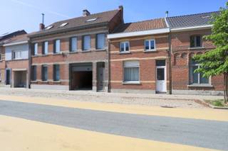 Deze ruime en lichtrijke woning is zeer centraal gelegen in Kallo, op slechts enkele km van de E34 en de haven. <br /><br />Op het gelijkvloers is er een inkomhal, een grote living met veel lichtinval, een vernieuwde open keuken en een badkamer met bad, inloopdouche, dubbele lavabomeubel en toilet. Tevens zijn er nog 2 kelders en een ingemaakte kast voor wasmachine en droogkast.<br /><br />Op de 1ste verdieping bevinden zich 2 grote slaapkamers. De zolderverdieping is ook ingericht als slaapkamer.<br /><br />Als extra troef beschikt de woning over een tuin met zicht op velden, waar je volledig tot rust kan komen. <br /><br />Ook benieuwd naar deze leuke woning? Wij leiden je graag rond!