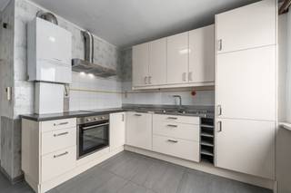 <p>Te koop: instapklaar appartement in Gent, gelegen aan de Zwijnaardsesteenweg, met 3 slaapkamers en een eigen staanplaats.</p>

<p> </p>

<p>Dit gesloten appartement, gebouwd in 1971, biedt een comfortabele woonruimte op een strategische locatie. Dankzij de drie volwaardige slaapkamers is het ideaal voor gezinnen of wie extra ruimte zoekt. De ligging nabij invalswegen, scholen, ziekenhuizen en het station maakt het bijzonder praktisch voor dagelijks woon-werkverkeer en gezinsleven. Bovendien is het appartement vrij bij akte, waardoor u snel kunt verhuizen.</p>

<p> </p>

<p>Belangrijkste ruimtes:<br />• Living met veel lichtinval en een aangename indeling<br />• Keuken met functionele opstelling<br />• Drie slaapkamers, geschikt voor diverse invullingen<br />• Badkamer met douche en wastafel<br />• Apart toilet<br />• Hal met toegang tot de verschillende ruimtes<br />• Staanplaats voor uw wagen</p>

<p> </p>

<p>Troeven:<br />• Instapklaar 3 slaapkamer appartement met staanplaats<br />• Nabij invalswegen, scholen, ziekenhuizen, station<br />• Vrij bij akte</p>

<p> </p>

<p>Neem vandaag nog contact op met uw ERA-makelaar voor een bezoek.</p>

<p> </p>

<p>JOUW DROOMAPPARTEMENT. ZO GEVONDEN!</p>
