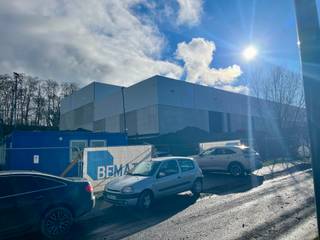 Nieuwe professionele unit van 400 m², geschikt voor activiteiten klasse A, B of C, gelegen in een groene omgeving. Modulaire ruimtes,...