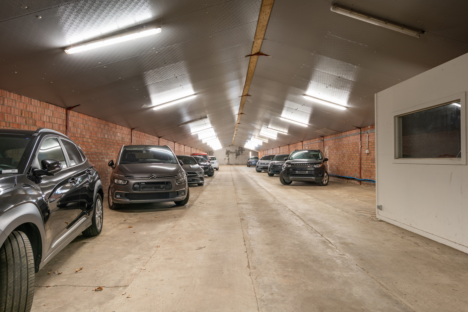 MAGAZIJN VOOR OPSLAG VAN 600m² GUNSTIG GELEGEN TEN OPZICHTE VAN DE DOORGAANDE WEGEN EN E19 - foto 2