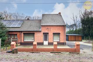 Deze halfopen bebouwing is gelegen op een idyllische en rustige locatie midden in het groen, waar natuur en sereniteit centraal staan. Omringd...