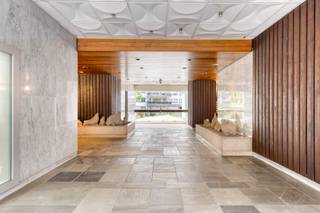 <p><span>Nabij het centrum van Gent én met een vlotte verbinding naar de autostrade combineert dit instapklare appartement stadsleven met uitstekende bereikbaarheid. Het ligt op de derde verdieping van een verzorgd gebouw met lift en een mooie gemeenschappelijke tuin.</span></p>
<p><span>De inkomhal met ingewerkte kasten leidt naar de ruime, lichtrijke woonkamer met parket. Brede raampartijen zorgen voor een aangename lichtinval. Het aansluitende overdekte terras vormt een fijne plek om buiten te ontspannen.</span></p>
<p><span>De ingerichte keuken is bereikbaar vanuit de hal en grenst aan de leefruimte. Wie een open keukenconcept wenst, kan de mogelijkheden hiervoor onderzoeken.</span></p>
<p><span>Verder zijn er twee ruime, volwaardige slaapkamers, een badkamer met ligbad en douchevoorziening en een apart toilet. De oppervlakte bedraagt 91 m²*. Een private kelderberging is inbegrepen.</span></p>
<p><span>Recent vernieuwd schrijnwerk draagt bij aan het gunstige EPC A: 98 kWh/m²/jaar. Ook de residentie kreeg recent een vernieuwde gemeenschappelijke tuin, gemoderniseerde liften en vernieuwde gemeenschappelijke verlichting.</span></p>
<p><span>Prijs: €325.000 inclusief kelderberging. Ondergrondse staanplaats bij te kopen voor €32.500. Vrij bij akte.</span></p>
<p><span>Contacteer BROCOR voor meer informatie of een bezoek.</span></p>
<p><em><span>*Oppervlakte vermeld in het EPC-attest.</span></em></p>