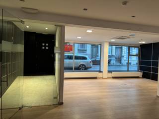 <p>Gelegen op een prestigieus adres, biedt dit uitzonderlijke kantoor een dubbele ingang aan de Place Stéphanie 6 en de Rue du Capitaine Crespel 53, en combineert zichtbaarheid, toegankelijkheid en flexibiliteit. Ideaal voor een kantoor, showroom of multifunctionele en aanpasbare ruimte, met unieke en hoogwaardige kenmerken.</p>
<p>Oppervlakte: Ongeveer 450 m² gelijkvloers.<br />Dubbele ingang:</p>
<ul>
<li>Place Stéphanie 6 : Zichtbare signalisatie met toegang via een lift (Gebouw B) of binnen-/buitentrap.</li>
<li>Rue du Capitaine Crespel 53 : Grote commerciële vitrine die uitstekende zichtbaarheid biedt.</li>
</ul>
<p>Indeling en ruimtes:</p>
<ul>
<li>Grote, beboste binnenplaats + kleine binnenplaats.</li>
<li>Grote dakramen en openslaande glazen ramen, die zorgen voor uitzonderlijk natuurlijk licht.</li>
<li>Parketvloeren en Iguzzini LED-spots over het gehele oppervlak geïnstalleerd.</li>
<li>Individuele gasverwarming.</li>
<li>Grote kluis.</li>
</ul>
<p>Ondergrondse parkeerplaatsen: € 150/maand per plaats.</p>
<p>Huur en kosten:</p>
<ul>
<li>Huurprijs: € 4.500/maand.</li>
<li>Forfaitaire gemeenschappelijke kosten: € 600/maand.</li>
</ul>
<p>Aarzel niet om contact met ons op te nemen om een bezichtiging te organiseren of voor meer informatie.</p>