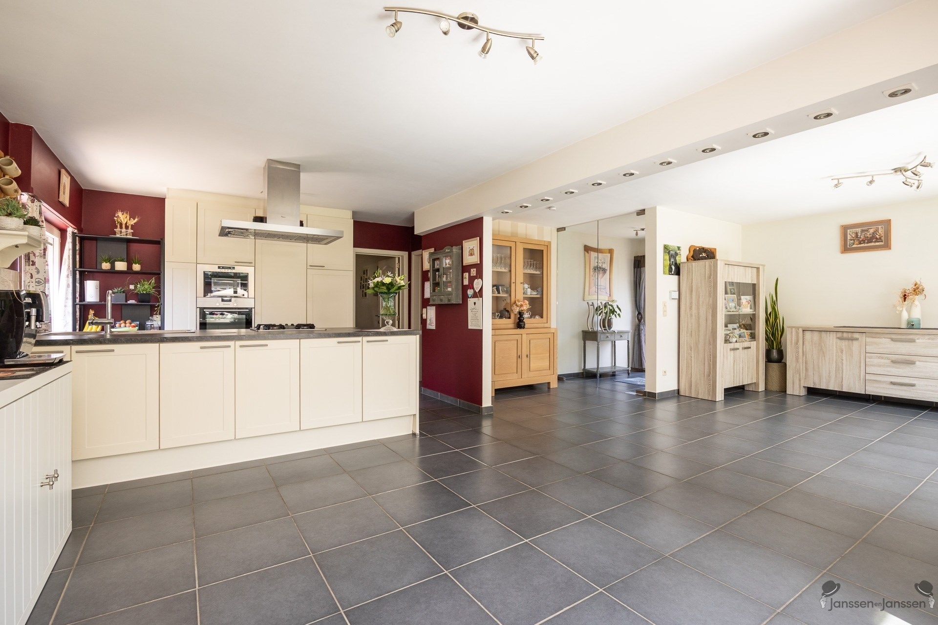 Ruime laagbouw woning met 4 slaapkamers, tuin en garage in hartje Brasschaat - foto 5