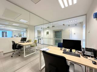 Knappe kantoor/handelsruimte van ca. 114m² op centrale locatie in het dorp van Sint-Job-in-'t-Goor. Het eigendom omvat eveneens twee...