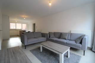 Op een boogscheut van het station van Roeselare vindt u dit prachtig, praktisch ingerichte appartement met lift. <br />Het appartement is voorzien van een inkomhal - ruime woonkamer en aanpalende, ingerichte keuken met eiland - berging/wasruimte - aangenaam terras - 2 grote slaapkamers - apart toilet en badkamer met instapdouche. Beneden is er nog een autostaanplaats aanwezig, verplicht bij te huren voor 60 €/mnd. Gemeenschappelijke provisie/voorschot voor syndic 65 €/mnd. Mogelijk tot het bij huren van meubels voor 25 €/mnd. <br />Totale huurprijs per maand: 865 €/mnd. <br /><br />Onmiddellijk beschikbaar. <br /><br />Bekijk de virtual tour via de videoknop op www.vastgoedsinnaeve.be<br />Bij interesse, gelieve enkel en alleen het contactformulier in te vullen, dan contacteren wij u terug via mail wanneer een afspraak mogelijk is.