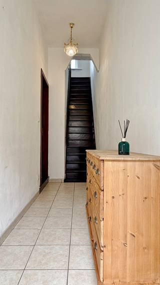 Bent u op zoek naar een gezellige woning met potentieel in een rustige omgeving? Deze charmante rijwoning in Woesten biedt een aangename woonruimte met een zonnige tuin.<br /><br />Bij het binnenkomen wordt u verwelkomd in de inkomhal die toegang geeft tot de ruime en lichtrijke leefruimte. Deze bestaat uit een gezellige zitplaats en een eetplaats. Aansluitend bevindt zich de keuken, die praktisch ingedeeld is en in verbinding staat met een handige bergruimte.<br /><br />De badkamer is uitgerust met een ligbad, een lavabomeubel en een aansluiting voor de wasmachine.<br /><br />Op de eerste verdieping bevinden zich twee ruime slaapkamers. Via een vaste trap bereikt u de zolderverdieping, die tal van mogelijkheden biedt. Deze ruimte kan perfect ingericht worden als extra slaapkamers, bureau of hobbyruimte.<br /><br />Buiten geniet u van een zonnige, volledig afgesloten tuin met ruime tuinberging waar u in alle rust kan ontspannen.<br /><br />Kortom, een ideale woning voor wie op zoek is naar een betaalbare thuis met uitbreidingsmogelijkheden in het charmante Woesten.<br />Interesse? Contacteer ons gerust voor meer informatie of een bezoek!