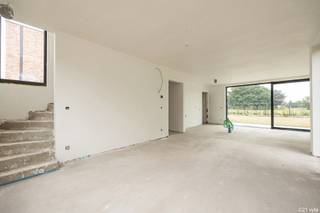 NIEUWBOUWPROJECT 'T VELD – MODERN WONEN OP EEN PRACHTIGE LOCATIE

Te koop: Luxe nieuwbouwwoning in Viersel

Welkom in 'T VELD, hét nieuwe woonproject op een werkelijk prachtige locatie.
Hier woon je in een oase van rust met alle voorzieningen binnen handbereik.

Luxueuze BEN-woning te koop met prachtig uitzicht op weiland en een hoogwaardige afwerking.
Deze lichtrijke open bebouwing is gelegen in een oase van rust op een absolute toplocatie!
De woning kan volledig afgewerkt worden binnen de normale aktetermijn van 4 maanden.

Kenmerken:

•	Prachtige BEN-woning
•	Moderne architectuur met hoogwaardige afwerking
•	3 slaapkamers, badkamer, extra ruime berging, prachtige tuin en privé parkeerplaats onder luxe-carport met groot tuinhuis
•	Zonnepanelen en warmtepomp
•	Oppervlakte: 471 m²
•	Bewoonbare oppervlakte: 148 m²
•	West tuin
•	Locatie: Hovenierspad 9, 2240 Viersel

Een droomplek om te wonen!

De woning is gelegen dichtbij de toegang tot E313 (Massenhoven) en E34 (Oelegem)

Financiële informatie

Prijs € 544.673
  - Grond € 200.360
  - Constructie € 344.313
Kosten € 96.349
  - Registratierechten € 24.043
  - BTW € 72.306
Totaal excl. notariskosten € 641.022

Mis deze kans niet!
Contacteer ons vandaag nog en ontvang als eerste informatie over deze prachtige woning.

Contact: 03-320.26.50 - info@century21vyta.be