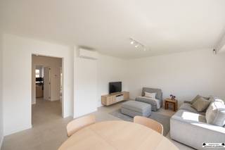 <p>Verkocht onder opschortende voorwaarden<br />Dit instapklare gelijkvloers appartement werd rond 2025 volledig gerenoveerd en bevindt zich op een uitstekende, centrale locatie in Schoten, vlakbij winkels, openbaar vervoer en belangrijke invalswegen.<br />Via de inkomhal betreedt u de lichtrijke leefruimte met open keuken. De moderne keuken is volledig uitgerust met alle noodzakelijke toestellen en biedt alle comfort voor dagelijks gebruik.<br />De leefruimte geniet bovendien van extra comfort dankzij de aanwezige rolluiken en airconditioning.<br />De prachtige badkamer is ingericht met een ruime inloopdouche en een modern lavabomeubel. Verder is er een apart gastentoilet aanwezig op de gang.<br />Het appartement beschikt over twee volwaardige slaapkamers, beide met directe toegang tot de privatieve achtertuin. Achteraan bevindt zich tevens een garage, die momenteel wordt benut als praktische opbergruimte.</p><p>Belangrijke elementen:<br />EPC: label C<br />Elektriciteit volledig vernieuwd!<br />Asbest: <br />Lage gemeenschappelijke kosten</p>