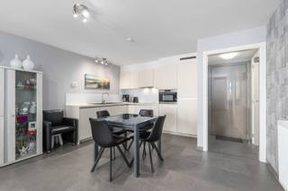 <p>Te koop: modern appartement in het centrum van Oostende, op wandelafstand van de Zeedijk en de Visserskaai.</p>

<p> </p>

<p>Dit appartement, gebouwd in 2014, ligt in een bruisende toeristische zone met alle voorzieningen en openbaar vervoer vlakbij. Dankzij de centrale ligging is het ideaal als tweede verblijf of voor vakantieverhuur. Bovendien is er een optie tot aankoop van een garagebox, wat extra comfort biedt voor wie met de wagen komt.</p>

<p> </p>

<p>Belangrijkste ruimtes:<br />• Woonkamer met veel lichtinval en open keuken.<br />• Keuken uitgerust met dubbele spoelbak, vaatwasser, dampkap, koelkast met vriesvak, combi-oven en inductiekookplaat.<br />• Slaapkamer met ruimte voor een tweepersoonsbed.<br />• Badkamer met douche en wastafel.<br />• Berging met aansluiting voor wasmachine en technische ruimte.<br />• Inkomhal.<br />• Apart toilet met handenwasser.</p>

<p> </p>

<p>Troeven:<br />• Nabij Zeedijk en Visserskaai.<br />• Optie tot aankoop garagebox.<br />• Ideaal voor tweede verblijf of vakantieverhuur.</p>

<p> </p>

<p>Neem vandaag nog contact op met je ERA-makelaar voor een bezoek.</p>

<p> </p>

<p>JOUW DROOMAPPARTEMENT. ZO GEVONDEN!</p>