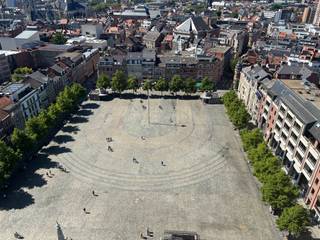 <p>Dit unieke opbrengsteigendom in hartje Leuven, gelegen in de Jan Stasstraat, overtreft alle verwachtingen! We bevinden ons op een toplocatie, namelijk in een straat die het Ladeuzeplein met de Bondgenotenlaan verbindt en zich bevindt op wandelafstand van alles wat Leuven te bieden heeft. Dankzij zijn karaktervolle uitstraling vormt dit pand een echte parel in het centrum van Leuven.<br /><br />Deze uitzonderlijke investeringsopportuniteit omvat twee gelijkvloerse handelspanden met oppervlaktes van respectievelijk 164 m² en 131 m². Daarnaast beschikt het gebouw over een studentenresidentie bestaande uit vijf studio's, drie kamers met gedeeld sanitair en twintig kamers met eigen sanitair. Verder is er een ruime gemeenschappelijke keuken en leefruimte voorzien, waar studenten in alle gezelligheid kunnen samenkomen. <br /><br />Dit gebouw geniet van een jaarlijkse huuropbrengt van 316.584,- EURO en genereert zo een netto rendement van 3,9%.<br /><br /><span><strong>Meer informatie of een bezichtiging ter plaatse? Aarzel niet en contacteer Jacky via 0495 53 46 49 of </strong></span><span><strong>jacky@connect-immo.be</strong></span><span><strong> </strong></span><br /><br />EPC label C<br /><br /> </p>