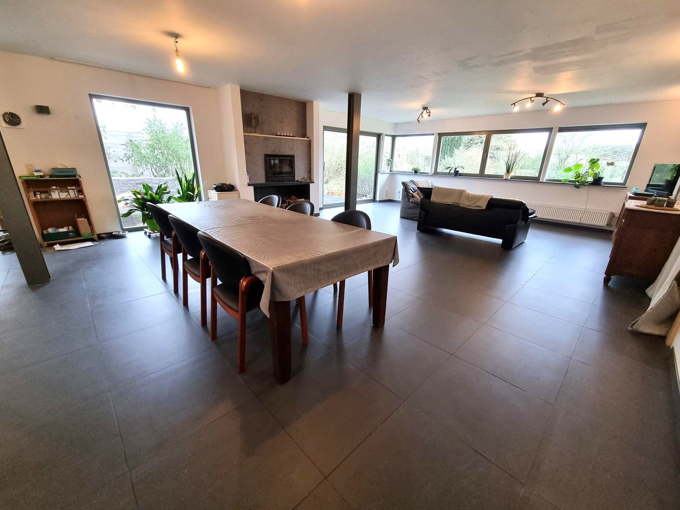 Vernieuwde woning, zeer rustig gelegen met enorm grote zolderruimte. Veel potentieel! - foto 2