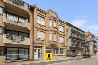 <p><span>Gelijkvloers appartement met 2 slaapkamers in het toeristisch centrum van Bredene-Duinen</span></p><p><span>Dit instapklare gelijkvloers appartement is ideaal gelegen in het hart van het toeristische centrum van </span><span>Bredene-Duinen</span><span>, op wandelafstand van het strand, de kusttram en met winkels vlak om de hoek. Een perfecte ligging voor zowel permanente bewoning, een tweede verblijf als investering.</span></p><p><span>Indeling:</span><span><br />Gezellige woonkamer met open keuken, twee volwaardige slaapkamers achteraan, en een badkamer uitgerust met lavabo, toilet, bad én douche.</span></p><p><span>Achteraan het gebouw zijn </span><span>gemeenschappelijke parkeerplaatsen</span><span> beschikbaar voor de bewoners.</span></p><p><span>Troeven:</span></p><ul><li><span>Topligging nabij strand, tram en winkels</span></li><li><span>2 volwaardige slaapkamers</span></li><li><span>Gelijkvloers appartement</span></li><li><span>Gemeenschappelijke parking achteraan</span></li><li><span>Elektriciteit conform</span></li></ul><p><span>Kortom, een ideaal appartement voor wie wil genieten van de kust in een levendige en centrale omgeving.</span></p>