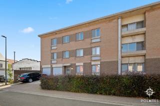KIJKDAG OP 10/10 *** Reserveer je tijdsslot via www.polares.eu ***<br /><br />Op zoek naar een ruim appartement dat je volledig naar eigen smaak kunt opfrissen? Dit aangename appartement van 97 m² bewoonbare oppervlakte is rustig gelegen in Nederokkerzeel en biedt heel wat mogelijkheden.<br /><br />Het appartement omvat een ruime en aangename leefruimte met toegang tot een balkon/terras, twee slaapkamers, een keuken met aansluitend een praktische berging en een badkamer met ligbad en enkele wastafel. Er is bovendien een aansluiting voor een wasmachine voorzien.<br /><br />Extra troeven zijn de privatieve garage en de kelder, die samen zorgen voor extra parkeergelegenheid en de nodige bergruimte.<br /><br />Het appartement bevindt zich in een kleinschalig gebouw zonder lift, wat mee zorgt voor lage maandelijkse gemeenschappelijke kosten.<br /><br />Ook op technisch vlak biedt dit appartement heel wat troeven. Er geldt geen renovatieverplichting, de elektriciteit werd volledig vernieuwd met nieuwe leidingen, stopcontacten en lichtschakelaars, en wordt bovendien bevestigd door een conform keuringsattest. Daarnaast is het appartement volledig asbestvrij.<br />De plannen en beschikbare attesten zijn te raadplegen op onze website.<br /><br />Een interessante opportuniteit voor wie op zoek is naar een ruim appartement met twee slaapkamers, balkon/terras, garage, kelder en extra berging, gelegen in een rustige en groene omgeving en met de mogelijkheid om het interieur volledig naar eigen smaak en wensen in te richten.