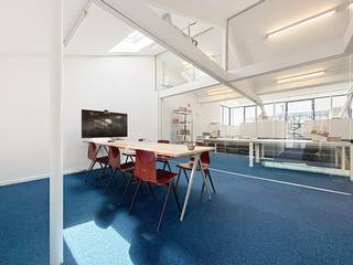 Modern kantoor met <strong>zicht op het MAS</strong>. Gelegen op een exclusieve locatie op het Eilandje met winkels en openbaar vervoer op wandelafstand.<br />De kantoorruimte bestaat uit meerdere werkplaatsen en polyvalente en afsluitbare ruimtes. Verder bevindt er zich een kitchenette en apart sanitair. Het kantoor is toegankelijk met een lift en is uitgerust met airco. <br /><br /><strong>Bijzonderheden;</strong>
<ul>
	<li>Lift in het gebouw welke toegang geeft tot elke verdieping.</li>
	<li>Airco, vloer kabelgoten, HVAC; koelbalkensysteem, automatische zonnewering.</li>
	<li>Hoge plafonds.</li>
	<li>Veel lichtinval.</li>
	<li>Kosten worden apart afgerekend = € 15% van de geïndexeerde huurprijs.</li>
</ul>