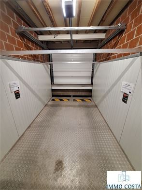 Te koop: garagebox in de residentie Enterprise. Deze afgesloten garage bevindt zich op verdieping -1 en is vlot bereikbaar via de autolift. De...