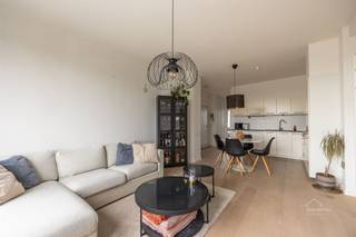 <p><span>Gezellig appartement met 2 slaapkamers en een zonnig terras in Antwerpen!</span></p><p><span>Ideaal gelegen in de Tentoonstellingswijk met het bruisende Zuid, groene parken, hippe horecazaken en alle praktische voorzieningen binnen handbereik alsook een vlotte verbinding met diverse invalswegen. </span></p><p><span> </span></p><p><span>Dit instapklaar appartement van </span><span>79m²</span><span> (cfr. EPC) is gelegen op de </span><span>8ste verdieping</span><span> van een goed onderhouden gebouw en is bereikbaar via de </span><span>trap of lift</span><span>.</span></p><p><span>Bij het betreden van de inkomhal komen we direct binnen in de </span><span>gezellige leef- en eetruimte</span><span> dewelke geniet van </span><span>veel lichtinval</span><span> dankzij de grote raampartijen. De </span><span>open keuken</span><span> is </span><span>volledig geïnstalleerd</span><span> en is voorzien van een spoelbak, inductieplaat, dampkap, vaatwasser, oven en een koelkast met diepvries.</span></p><p><span> </span></p><p><span>Er zijn</span><span> 2 volwaardige slaapkamers</span><span> aanwezig: de eerste is gelegen naast de leefruimte en de tweede is achteraan gelegen en biedt toegang tot het gezellig </span><span>zuidgerichte terras</span><span>.</span></p><p><span>De </span><span>badkamer</span><span> is voorzien van een ligbad en een wastafel. Hiernaast is er ook een</span><span> apart toilet</span><span> aanwezig.</span></p><p><span>Tenslotte is er een </span><span>ruime berging</span><span> dewelke perfect is ingericht als </span><span>wasplaats</span><span> met </span><span>aansluitingen voor wasmachine en droogkast</span><span>.</span></p><p><span> </span></p><p><span>Troeven:</span></p><ul><li><span>EPC C</span></li><li><span>Lift aanwezig</span></li><li><span>2 slaapkamers</span></li><li><span>Zuidgerichte terras</span></li><li><span>Ruime berging</span></li><li><span>CV op gas</span></li></ul><p><span> </span></p><p><span>Vrijblijvend advies met gratis schatting van uw eigendom? Neem gerust contact met ons op! </span></p><p><span> </span></p><p><span>Jessica Wojcik</span></p><p><span><span>Jessica@homeforyou.be</span></span></p><p><span>+32 488 24 97 20</span></p><p><span>7/7 bereikbaar</span></p><p><span> </span></p>