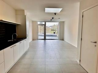 <p><span>Instapklare woning te huur in Bevere nabij winkels , scholen en station.</span></p><p><span>Op de gelijkvloerse verdieping van deze woning heb je een inkomhal, een ruime berging, een apart toilet en een zeer grote living met open keuken.<br />Op de tweede verdieping heb je een slaapkamer en een badkamer met douche en 2e toilet.<br />Een tweede slaapkamer is er op de tweede verdieping.<br />Een aangename stadstuin is een extra pluspunt van deze woning.</span></p><p><span>interesse?<br />Vraag uw bezoek aan via het contact formulier via onze site immodhondt.be </span></p>