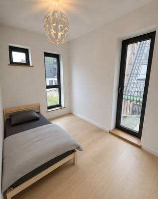TE HUUR - GENT. Op een uiterst centrale ligging in Gent bevindt zich dit mooi afgewerkte appartement, waar licht, ruimte en comfort...