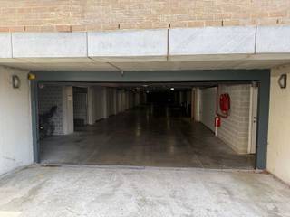 Deze garagebox is te betreden via de Bosstraat. U rijdt via de automatische poort de ondergrondse parking binnen en aan de linkderzijde vindt u...