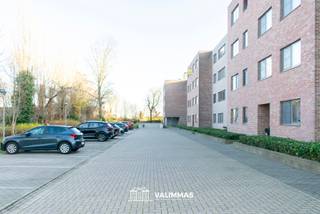 VALIMMAS verkoopt dit welgelegen instapklaar en energiezuinig appartement met mooi zonneterras, kelder en mogelijkheid tot een autostandplaats in de ondergrondse garage....     

Het appartement is gelegen op de derde verdieping (met lift), en bestaat uit een inkomhal met vestiaire, een toilet, een ruime living met een open en volledig ingerichte keuken, een wasplaats/berging, een badkamer, twee slaapkamers en een ideaal georiënteerd zonneterras (± 10m²) met mooi uitzicht.    
Inclusief een kelder. Mogelijkheid tot aankoop van een autostandplaats in de ondergrondse garage mits € 15.000.   

Zeer verzorgd, direct instapklaar, luxueus ingericht en met alle hedendaags comfort. Lift, videofoon, vernieuwde CV aardgas, ventilatiesysteem type C, waterverzachter. Asbestvrij. Elektrische installatie conform AREI . Energielabel B = energiezuinig !  De EPC-score zal vermoedelijk nog verbeterd zijn (inmiddels werden CV en schuifraam living vernieuwd) !   

Vrij rustig en residentieel gelegen aan de rand van Vilvoorde-centrum, op 1200m van station Vilvoorde, en in de omgeving van Park Rollegem en scholencampus Horteco. Makkelijke verbindingen naar Ring 0, E19, luchthaven, …    