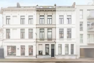 <p>Te koop: karaktervol herenhuis in de Pacificatiestraat, hartje Antwerpen Zuid, op wandelafstand van het gekende Zuidpark, trendy hotspots, invalswegen en openbaar vervoer.<br /><br />Deze woning uit 1920 combineert authentieke charme met een royale woonoppervlakte en een praktische indeling. Gelegen in een residentiële buurt met vlotte toegang tot invalswegen. Dit pand biedt dit een ideale thuis voor een groot gezin of wie een tweewoonst zoekt. <br /><br />Extra troef: het gelijkvloers is momenteel verhuurd, wat dit pand niet alleen geschikt maakt als woning, maar ook als interessante investering met onmiddellijk rendement onder je eigen woonst.<br /><br />Belangrijkste ruimtes:<br />GLV: Een appartement met gezellige woonkamer, open keuken, één slaapkamer en badkamer.<br />1eV-3eV: Een woonkamer met veel lichtinval, een uitgeruste en moderne keuken, vijf volwaardige slaapkamers, 2 badkamers. <br />• Kelder voor extra opslag<br /><br />Troeven:<br />• Centrale ligging nabij Zuidpark<br />• Ruime en praktische indeling<br />• Ideaal te gebruiken als tweewoonst<br /><br />Neem vandaag nog contact op met uw ERA-makelaar voor een bezoek. JOUW DROOMHUIS. ZO GEVONDEN!</p>