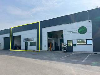 📍 Machelen
🔧 187 m² opslagruimte
⚡ Zonnepanelen aanwezig
📦 Geschikt voor diverse doeleinden
Ontdek deze praktische loods van 187 m², gelegen in het industriële hart van Machelen. Deze ruimte is uitermate geschikt voor opslag, productie of kleine logistieke activiteiten. Dankzij de vrije hoogte en de functionele indeling biedt deze unit heel wat mogelijkheden voor ondernemers en KMO’s.
De loods maakt deel uit van een groter geheel, maar wordt nu ook afzonderlijk aangeboden voor verkoop. Dit biedt een unieke kans voor wie op zoek is naar een compacte, instapklare ruimte op een centrale ligging.
Troeven:
Vlot bereikbaar via hoofdwegen en nabij autosnelwegen
Stevige constructie, onmiddellijk inzetbaar
Deelname in zonnepaneleninstallatie (hoge energie-efficiëntie)
Bent u op zoek naar een efficiënte opslag- of werkruimte met potentieel? Neem dan snel contact met ons op!
📞 Meer info of een bezoek plannen? Bel 02 462 32 00