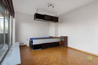 Ce studio est situé à Evere, au 9e et dernier étage d'un grand immeuble. Un ascenseur dessert les 8 étages. Le studio dispose d'un espace de...