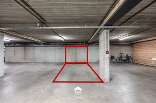 <p><strong><u>Lommel-Centrum</u></strong></p>
<p><span>Deze autostaanplaats (nummer 36) bevindt zich in het hart van Lommel en biedt een veilige en praktische parkeeroplossing. Dankzij de centrale ligging bent u op wandelafstand van winkels, horeca en alle voorzieningen. Ideaal voor wie vlot en zorgeloos wil parkeren in het centrum.</span></p>
<p><span>Onmiddellijk beschikbaar! </span></p>