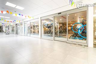 Vous cherchez un espace commercial idéalement situé avec une visibilité maximale et un passage fréquent ? Ce local est situé dans une...