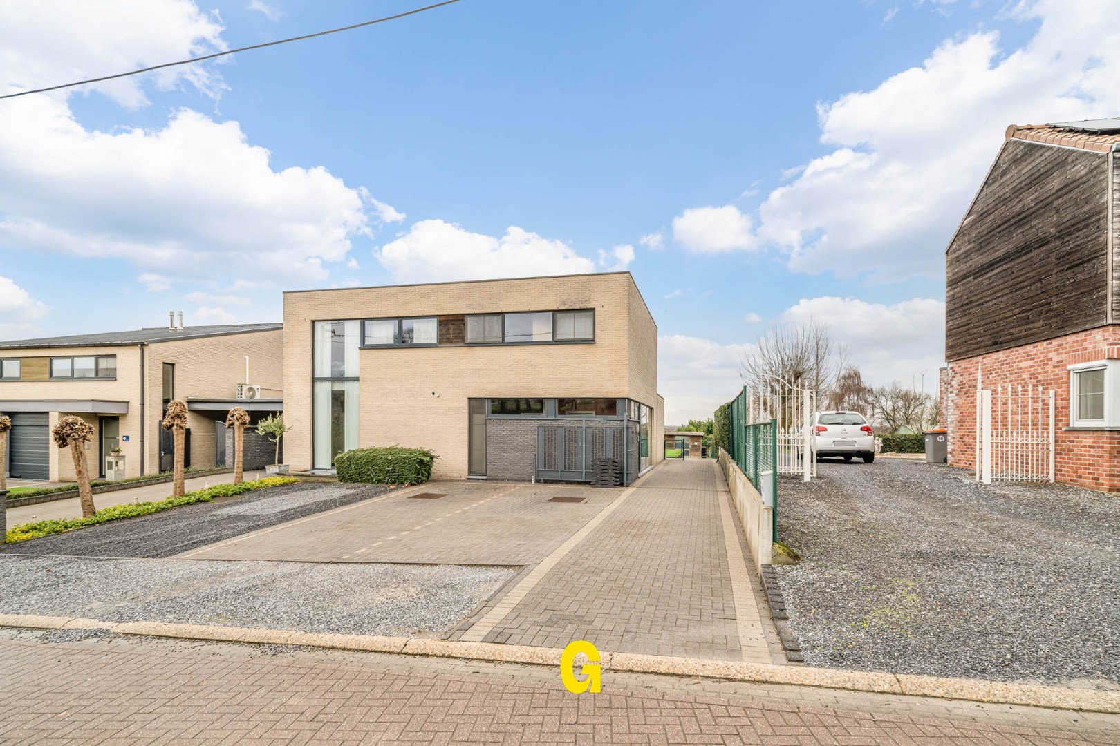 Knappe halfopen woning met zuidwest gerichte tuin met zwembad, rustig gelegen te Kleine Spouwen - foto 2