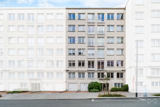<p><span>📞 </span><strong><span>Informatie en bezoeken: Frédéric Top – 0472 34 44 08</span></strong></p>
<p><strong><span>Ruim appartement met 2 slaapkamers en balkon te koop in Schaarbeek 🏡✨</span></strong></p>
<p><span>📍 Opaalstraat 115 – 4e verdieping – 1030 Schaarbeek</span><br /><span>💰 </span><strong><span>Vraagprijs: € 370.000</span></strong></p>
<p><span>Wat als uw volgende thuis ruimte, comfort en mogelijkheden combineert, in een gebouw waar onlangs verschillende renovatiewerken werden uitgevoerd?</span></p>
<p><span>🏠 Dit appartement van </span><strong><span>101 m²</span></strong><span> bevindt zich op de 4e verdieping van een gebouw uit 1959 met lift. Het biedt een praktische indeling en mooie, ruime leefvertrekken.</span></p>
<p><span>Het bestaat uit een aangename woonkamer van 32 m², een aparte keuken, twee comfortabele slaapkamers en een balkon aan de achterzijde, ideaal om van een beetje buitenruimte te genieten.</span></p>
<p><span>🛋️ </span><strong><span>Een ruime leefruimte</span></strong></p>
<p><span>De woonkamer biedt voldoende plaats voor een gezellige zithoek en een eetkamer. De aparte keuken zorgt voor extra praktisch comfort in het dagelijks leven.</span></p>
<p><span>🛏️ </span><strong><span>Een goed ingedeelde slaapruimte</span></strong></p>
<p><span>Twee slaapkamers van 11 en 14 m², een badkamer, een afzonderlijk toilet en een ruime bergruimte vervolledigen het appartement.</span></p>
<p><span>🔧 </span><strong><span>Een appartement dat u naar eigen smaak kunt inrichten</span></strong></p>
<p><span>De badkamer is aan renovatie toe. Een mooie kans om deze ruimte naar uw eigen wensen in te richten en uw persoonlijke toets aan het appartement te geven.</span></p>
<p><span>🏢 </span><strong><span>Een gebouw dat goed werd onderhouden</span></strong></p>
<p><span>De traphal, de inkomdeuren van de appartementen en de lift werden in 2026 gerenoveerd. Ook de gevel werd enkele jaren geleden opgeknapt.</span></p>
<p><span>📐 101 m² bewoonbare oppervlakte</span><br /><span>🛏️ 2 slaapkamers van ±11 en 14 m²</span><br /><span>🛋️ Woonkamer van ±32 m²</span><br /><span>🍳 Aparte keuken van ±10 m²</span><br /><span>🛁 Badkamer</span><br /><span>🚽 Afzonderlijk toilet</span><br /><span>📦 Ruime bergruimte</span><br /><span>🌿 Balkon aan de achterzijde</span><br /><span>🔒 Privatieve kelder</span><br /><span>🪟 PVC-ramen met dubbele beglazing</span><br /><span>⚡ Elektrische installatie conform</span><br /><span>📊 EPC: D+</span><br /><span>🛗 Lift</span><br /><span>💶 Gemeenschappelijke kosten: €286/maand (gemeenschappelijke kosten van het gebouw, warm water en verwarming)</span><br /><span>🚗 Mogelijkheid om een garagebox (nr. 13) te huren, momenteel verhuurd voor € 160/maand.</span></p>
<p><span>💰 </span><strong><span>Vraagprijs: € 370.000</span></strong></p>
<p><span>Dit appartement is ideaal voor een koppel of een klein gezin dat op zoek is naar ruimte, maar spreekt ook investeerders aan die een functioneel appartement met twee slaapkamers in Schaarbeek zoeken.</span></p>
<p><span>📩 </span><strong><span>Begint uw volgende vastgoedproject hier?</span></strong></p>
<p><span>Neem contact op met Frédéric Top voor het volledige dossier en om een bezoek te organiseren.</span></p>
<p><span>📞 Frédéric Top – 0472 34 44 08</span></p>
<p><span>#Schaarbeek #AppartementTeKoop #VastgoedBrussel #AppartementMet2Slaapkamers #WeInvest</span></p>