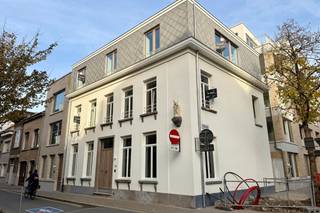 Zin in een plek waar stijl en comfort samenkomen met Zurenborg als buur? Dan is dit appartement van 102 m² precies wat je zoekt. Twee...