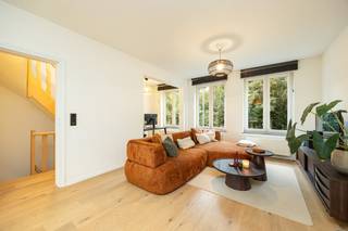 Rust, groen en privacy staan centraal bij deze stijlvolle bel-étage in de Koudebeekstraat, gelegen in een rustige doodlopende straat met veel groen recht tegenover de woning. Dit zorgt voor een bijzonder aangename woonomgeving en een uitzonderlijk gevoel van privacy. Ook het geliefde Boekenbergpark en het Rivierenhof bevinden zich vlakbij.<br />De instapklare woning combineert een warme, hedendaagse inrichting met veel licht en comfort. De lichtrijke leefruimte vormt het hart van de woning en beschikt naast een ruime zithoek ook over een gezellige koffiehoek. Aansluitend bevinden zich de eetruimte, moderne keuken en het terras, waardoor de verschillende leefruimtes mooi in elkaar overvloeien.<br />Op de tweede verdieping bevinden zich 3 slaapkamers en een badkamer. Het gelijkvloers beschikt over een garage, bureel, wasplaats en apart toilet. Het bureel is dankzij de grote raamdeuren een aangename plek om te werken, met zicht op de tuin van ±70m² (west-georiënteerd)en het omliggende groen. Deze polyvalente ruimte kan bovendien ingericht worden als extra slaapkamer, hobby- of speelkamer, waardoor een indeling met 4 slaapkamers mogelijk is.<br />Verder beschikt de woning over een elektrische laadpaal. Het dak werd in 2026 gerenoveerd en er werd een nieuwe verwarmingsketel geplaatst.<br />Een stijlvolle, instapklare bel-étage met garage, tuin, laadpaal en de mogelijkheid tot 4 slaapkamers, gelegen op een rustige en groene topligging in Deurne-Zuid.