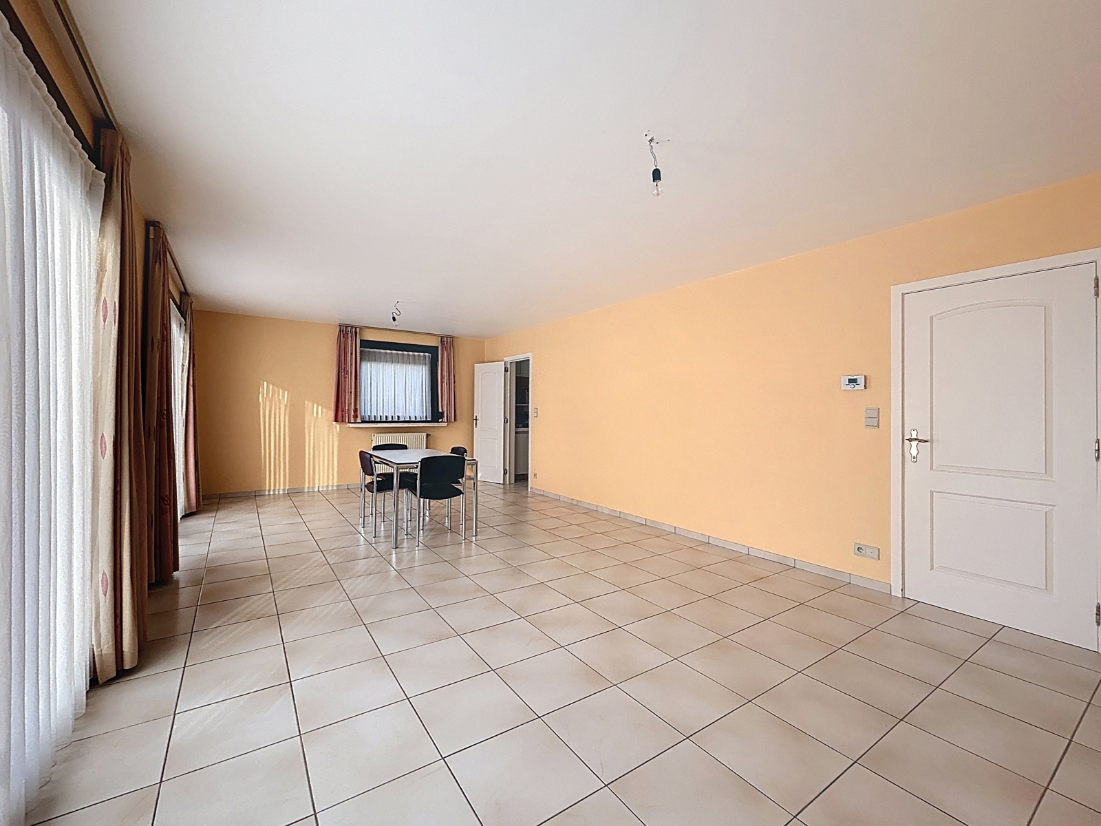 Ruim appartement met 3 slaapkamers, terras en garage - foto 4