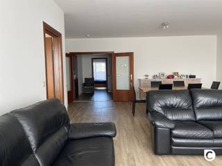 <p><span>Charmant en ruim 2 slaapkamer appartement op toplocatie!</span></p><p><span>Welkom in dit verzorgde ruime appartement, (101 m²) gelegen in een rustige, groene woonwijk met een vlotte verbinding naar de belangrijkste invalswegen, winkels en alle nodige voorzieningen op wandelafstand. Het appartement is gelegen op de grens Edegem-Mortsel en zeer dichtbij Fort V waar het zalig vertoeven is.</span></p><p><span>Comfort gegarandeerd!</span></p><p><span> </span></p><p><span>Het appartement heeft de volgende indeling:</span></p><p><span> </span></p><p><span>Inkomhal, leefruimte en keuken:</span></p><p><span>U merkt het onmiddellijk bij het binnenkomen in de gezamenlijke inkomhal waar ook de toegang is naar berging en garage, dat dit appartementsgebouw zeer goed wordt onderhouden.  Op de tweede verdieping komt u het appartement binnen op een mooie laminaat.  De grote raampartijen zorgen voor een overvloed aan natuurlijk licht en een open, luchtig gevoel.</span></p><p><span>De moderne keuken ligt naast de woonkamer. Deze bevat alle comfort die u nodig heeft : keramische kookplaat en dampkap, een vaatwasser, koelkast met diepvries en veel opbergkasten. Nog niet voldoende ? Naast de keuken bevindt zich onmiddellijk de berging met de aansluiting voor wasmachine en droogkast.</span></p><p><span> </span></p><p><span>Badkamer &amp; slaapkamers:</span></p><p><span>Het appartement beschikt over twee ruime slaapkamers aan de rustige achterzijde . Er is ook toegang tot het terras achteraan. Perfect voor uw ochtendkoffie of het lezen van een goed boek. De badkamer is voorzien van een bad met douchemogelijkheid en een scherm, 2 lavabo's en heel wat opbergmogelijkheid. Het toilet is apart in de gang en voorzien van een handenwasser.  </span></p><p><span> </span></p><p><span>Parkeren en berging</span></p><p><span>Vindt u het fijn om uw wagen te plaatsen dichtbij dan is de garage langs de achterkant met onmiddellijke toegang tot het appartement een must. Op de gelijkvloerse verdieping van het appartement is er een garage binnen met aansluitende berging.</span></p><p><span> </span></p><p><span>Huurprijs: </span><span>1.150€/ maand inclusief dubbele parkeerplaats en berging</span></p><p><span>Maandelijkse lasten: 6</span><span>0€ /maand</span></p><p><span>Beschikbaarheid: </span><span>onmiddellijk</span></p><p><span> </span><span>Plaatsbeschrijving</span><span> : 250€/pp.</span></p><p><span> </span></p><p><span>Extra troeven</span></p><p><span>- Zeer aangename buurt</span></p><p><span>- Verzorgd ruim appartement</span></p><p><span>- Parkeerplaats : 1 binnen </span></p><p><span>- Gunstig EPC : B</span></p><p><span>- individuele meters</span></p><p><span>- Beschikbaar vanaf 1 oktober 2026</span></p><p><span> </span></p><p><span>Maak een afspraak op onze website.</span></p><p><span> </span></p>