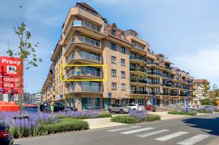 Découvrez ce magnifique et spacieux appartement résidentiel situé dans la Résidence Adonis, au cœur de Koksijde, à seulement 250 mètres de la plage.<br /><br />L’appartement comprend un hall d’entrée avec toilettes séparées. Le séjour, spacieux et lumineux, offre de belles vues. Grâce à son orientation idéale, vous bénéficiez d’un ensoleillement optimal tout au long de la journée.<br /><br />L’appartement dispose de trois grandes chambres à coucher à part entière, dont l’une est équipée d’une douche et d’un lavabo privatifs. Il comprend également une élégante salle de bains avec douche à l’italienne et meuble lavabo.<br /><br />Deux agréables terrasses complètent ce bien : l’une permet de profiter pleinement du soleil matinal, tandis que la seconde, plus spacieuse et parfaitement ensoleillée, est idéale pour se détendre ou recevoir famille et amis.<br /><br />Au sous-sol se trouve une grande cave privative, idéalement située à proximité de l’ascenseur.<br /><br />Il est également possible d’acquérir un grand garage. La résidence dispose en outre d’un local à vélos commun.<br /><br />Une résidence principale ou secondaire idéale pour ceux qui recherchent espace, confort et situation privilégiée au cœur de Koksijde.<br />